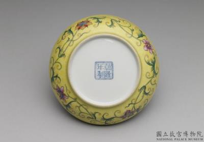 图片[3]-Dish with flower inside a carved yellow exterior in falangcai painted enamels, Qianlong reign (1736-1795), Qing dynasty-China Archive